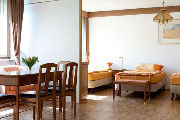 room1729db0fc-e2cb-06bd-af57-e160832bafceA0C6FC24-1057-95D0-62A1-A0247C39B2A8.jpg