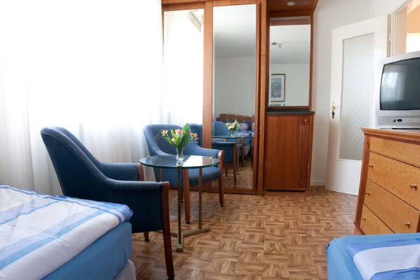 room52ec0f800-90fe-084b-a112-76ac510d17edDDD6BB2E-7B13-F182-3E78-823927F8EE8F.jpg