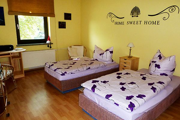 schlafzimmer2cfb6b1ee-ce83-dc95-8b75-9357cc85571bEA1E5282-DE1B-AAD8-3586-9D086E40E7FB.jpg