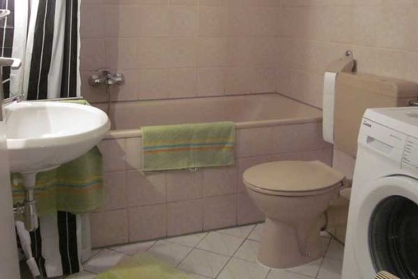 badezimmerb03fb8a4-57d3-2a8c-8fd5-8784e3a2a8e4AC36D8B9-EFA9-20C8-2782-C8992B90449C.jpg